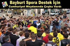 Geçtiğimiz günlerde Bayburtspor'a destek vermek için Saat Kulesi Meydanında toplanan sporseverlerin coşkusunu Bayburt Medya bu fotoğarafla duyurmuştu...