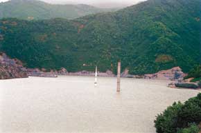 Barajın su tutmaya başlaması ile birlikte tahliye edilen köyler sular altında kalmış.