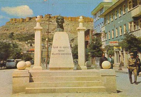 Cumhuriyet Caddesinde bulunan eski Atatürk Anıtı... Saat Kule önüne yapılan anıtın ardından bu anıt, Şehit Nusret Parkı'na taşınmıştı...