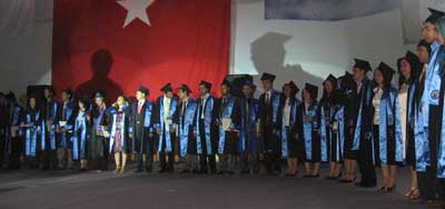 Bayburt Üniversitesi ilk mezunları toplu fotoğarf çektirerek bu anı ölümsüzleştirdi