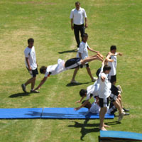 Fen Lisesi öğrencileri tarafından yapılan jimnastik hareketleri izleyenlerden büyük alkış topladı