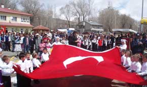 Meydanda büyük bir Türk Bayrağı açıldı