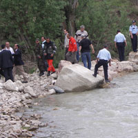 Olay yerine gelen polis ve sivil savunma ekipleri, cesedi nehirden çıkardı