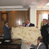 Bayburt Belediye Başkanı Hacı Ali Polat, Cumhurbaşkanı Abdullah Gül’e ehramdan üretilmiş bir el sanatı ürünü hediye etti...