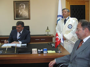 Cumhurbaşkanı Abdullah Gül, Bayburt Üniversitesi şeref defterini imzaladı