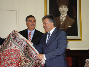 Bayburt Valisi Kerem Al tarafından Cumhurbaşkanı Gül’e özel bir Bayburt halısı takdim edildi...