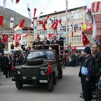 Törenler Atatürk anıtına çelenk koyarak başladı