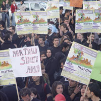 Siyah tişötlerle Mardin katliamı protesto edildi