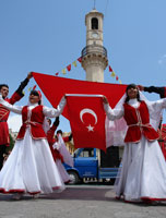 Gösterilerin finalinde Türk Bayrağı vardı...