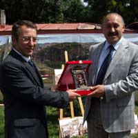 Feridun Hacıhasanzade, Belediye Başkanı H.Ali Polat tarafından Bayburt’un tanıtımına yaptığına katkılardan dolayı plaketle ödüllendirildi