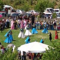 Mayıs ve Eylül arasında organize edilen yüzlerce şenlik, geleneklerin bir sonraki yıla taşınmasına öncülük ediyor