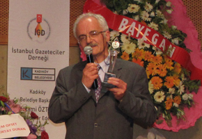Karikatürist Hikmet Aksoy, karikatür sanatına verdiği katkı nedeniyle Trabzon Gazeteciler Cemiyeti’nce de ödüllendirilmişti...