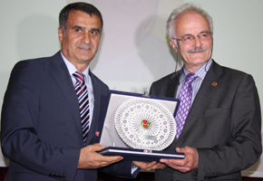 “Jüri Özel Ödülü”ne layık görülen Gazetemiz çizeri Hikmet Aksoy’a ödülünü Trabzonspor Teknik Direktörü Şenol Güneş takdim etti...
