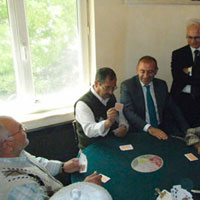 CHP'li Tekin, kahveleri dolaşarak partisinin adayına destek istedi