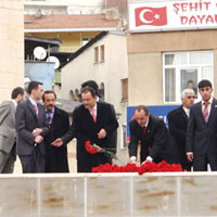 Yazıcıoğlu ve Akkoyunlu miting sonunda partililere kırmızı karanfil attı