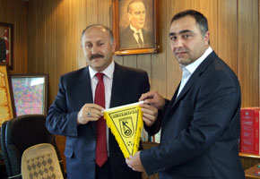  Ziyaretin sonunda Bayburtspor yönetimi, Başkan Polat’a Bayburtspor flaması hediye etti...