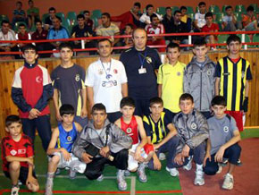 Yasin Daştan, Fenerbahçe Boks Kulübü sporcuları ile birlikte poz verdi