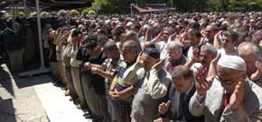 Fatih Cami avlusunda kılınan cenaze namazına aralarında Bayburtlularında bulunduğu kalabalık bir grup katıldı