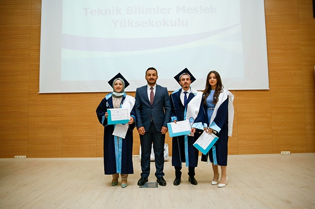 Bayburt Üniversitesi mezunlarını uğurladı