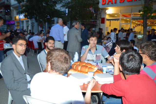 Açık havada iftar sofrası (Cumhuriyet Caddesi)