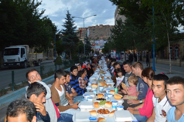 Açık havada iftar sofrası (Cumhuriyet Caddesi)