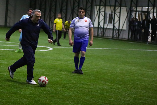 Bakan Ağbal, halı saha maçında forma giydi