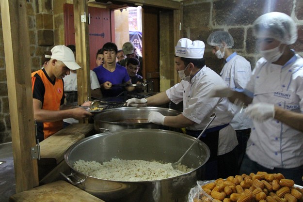 Taşhan'da 300 kişilik iftar sofrası