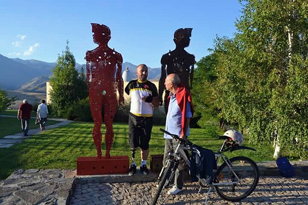 Hayati Yiğitoğlu bisikleti ile Baksı Müzesi'nde