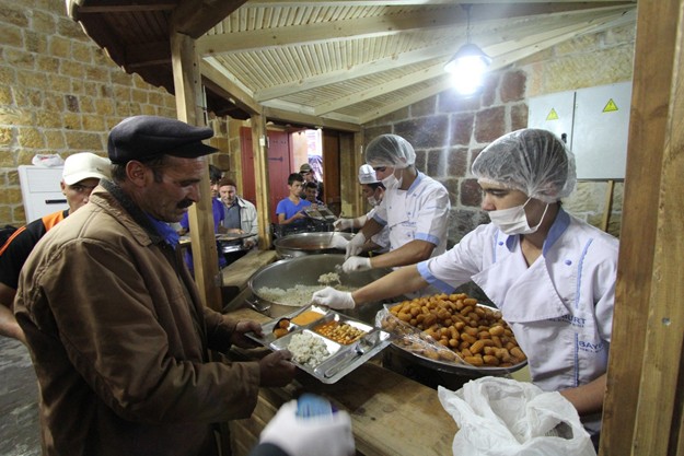 Taşhan'da 300 kişilik iftar sofrası