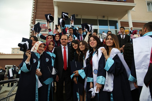 Bayburt Üniversitesi'nde mezuniyet sevinci