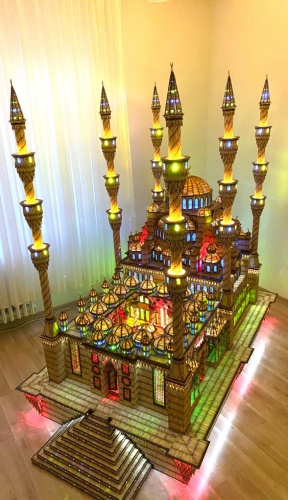 Hacı Emre Kahraman'ın 9 yılda tamladığı cami maketi beğeni topluyor