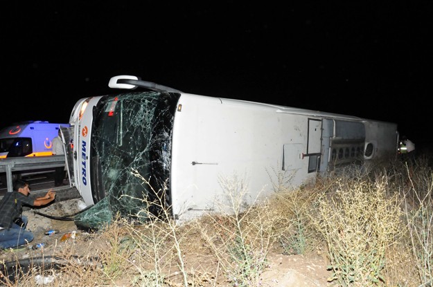 Yolcu otobüsü devrildi: 22 yaralı