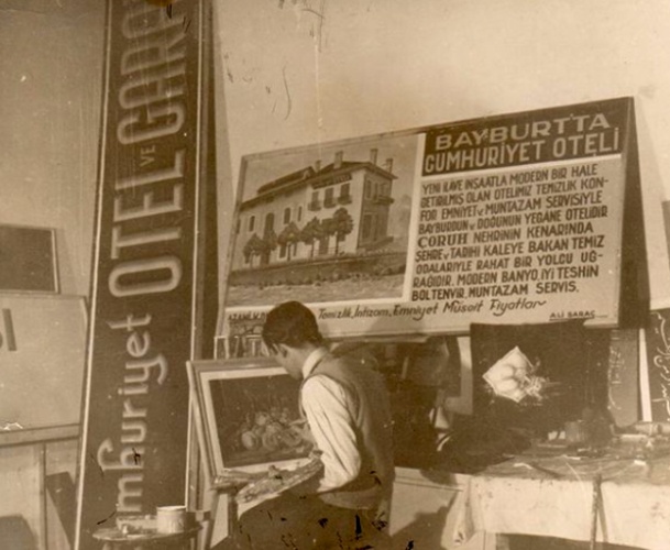 Bayburt Cumhuriyet Oteli’nin 1958 tarihli tabelasının altındaki imza: Ali Saraç