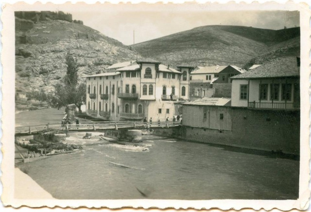 Bayburt Cumhuriyet Oteli’nin 1958 tarihli tabelasının altındaki imza: Ali Saraç