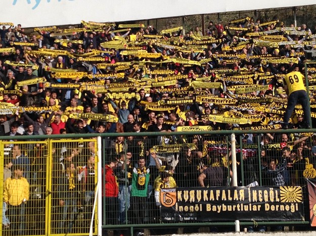 Beylerbeyi Stadı sarı-siyahtı