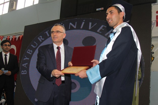 Bayburt Üniversitesi'nde mezuniyet coşkusu