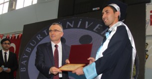 Bayburt Üniversitesi'nde mezuniyet coşkusu