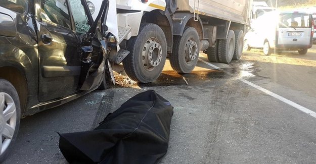 Otomobille kamyon çarpıştı: 1 ölü, 4 yaralı