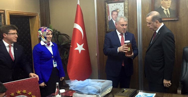Erdoğan'a 'Bayburt Balı' hediye etti