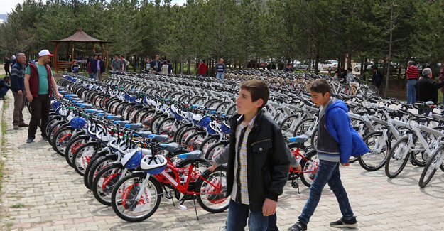 500 öğrenciye bisiklet dağıtıldı