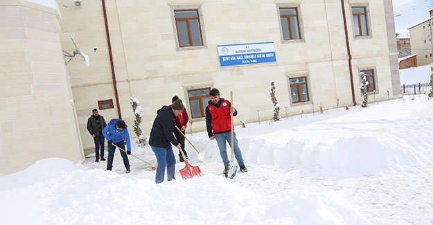 Bayburt Gençlik Merkezi'nden camilerde kar temizliği