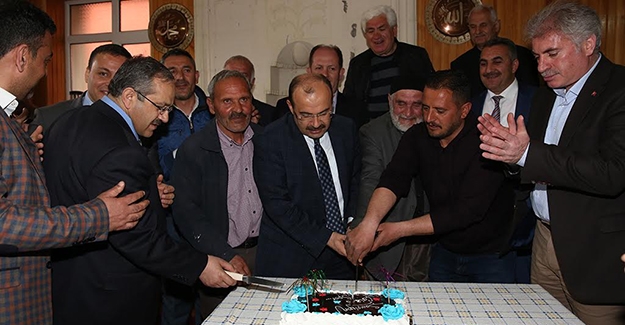 Vali Ustaoğlu, Çatıksuspor'un şampiyonluk pastasını kesti