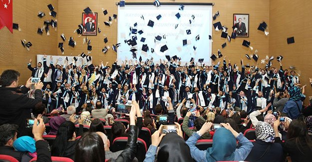 Bayburt MYO’da mezuniyet sevinci