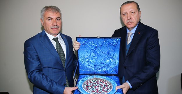 Erdoğan’dan Başkan Memiş’e plaket
