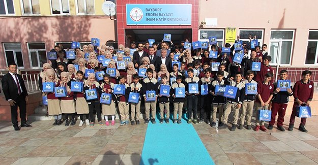 Bayburt Belediyesi'nden okullara kitap desteği