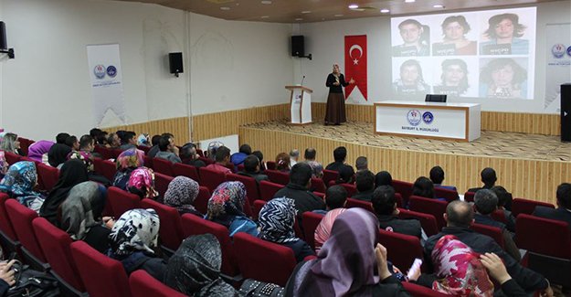 Bayburt'ta "Bağımlı Olma Özgür Ol" seminerleri