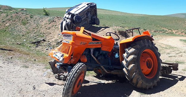 Bayburt'ta traktör ile otomobil çarpıştı: 3 yaralı