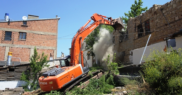 Bayburt'ta harabe binalar yıkılıyor