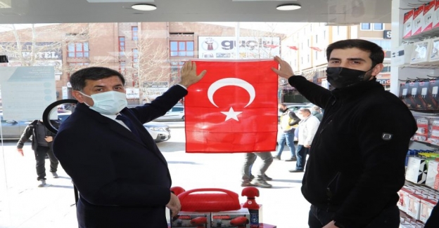 Erzincan'da esnaflara Türk Bayrağı