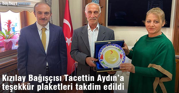 Kızılay Bağışçısı Tacettin Aydın'a teşekkür plaketi